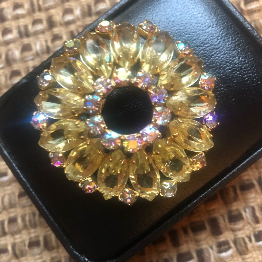 Vintage Gold Tone Rhinestone Brooch - Picture 4 of 9